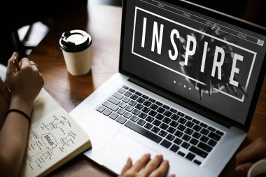 dizüstü bilgisayar ile ahşap masa