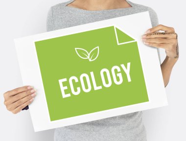 Kağıt afiş tutan kadın