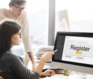 bilgisayar ekranında arayan kişi