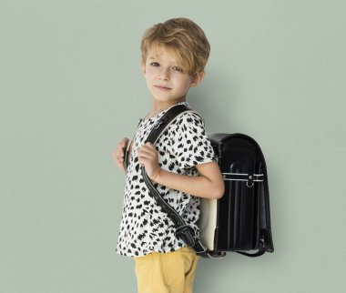 sırt çantası ile sarışın sevimli çocuk