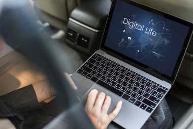 Takside laptop kullanan iş kişi 