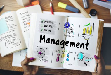 açık ders kitabı tutan eller