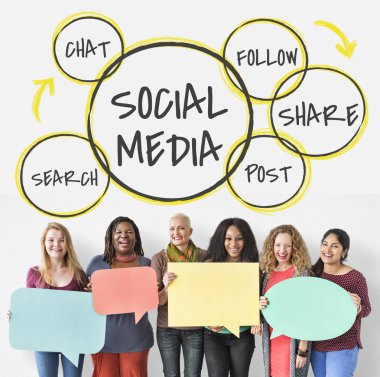  Konuşma balonları tutan kadın 