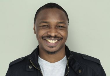 Afrikalı erkek gülümseyen