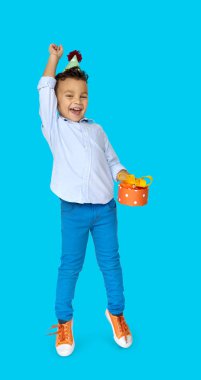 Parti şapkası olan küçük çocuk