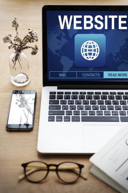 ahşap masa üstünde açılan laptop