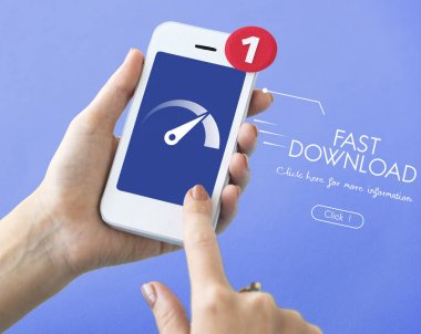 Akıllı telefon kullanan kişi.
