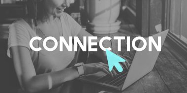 masada dizüstü kullanan kız 