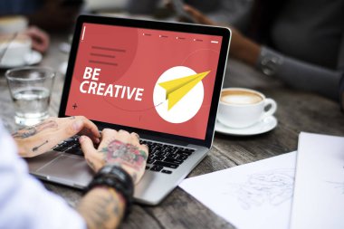 Eller dizüstü bilgisayarda çalışıyor