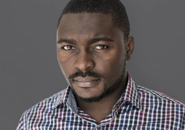 genç siyah elbise adam