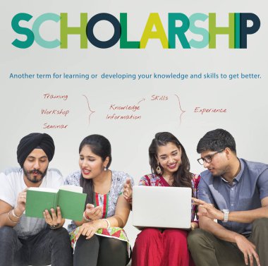 birlikte çalışan genç Hintli öğrenciler