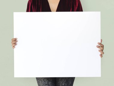 Boş bayrak tutan kadın