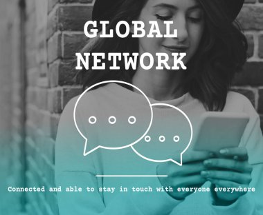 Akıllı telefon kullanan kadın