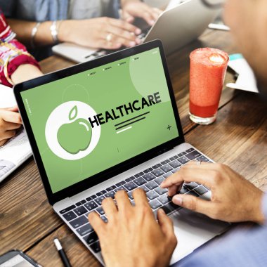 dizüstü bilgisayar kullanan adam resmini kırpılmış