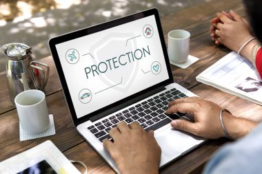 Dizüstü bilgisayarda yazarak insan eli