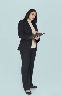 İş kadını not yazıyor.