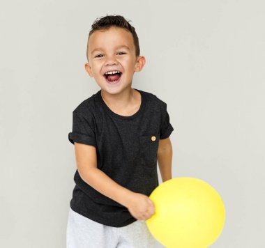 Sarı balon ile küçük çocuk