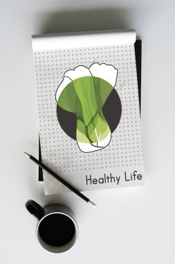 boyama kitabı ve kahve fincanı