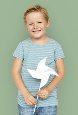 Çocuk Holding Kağıt Rüzgar fabrikası