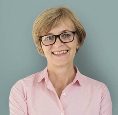 Gülümseyen gözlüklü Olgun kadın