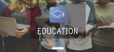 Öğrenciler kitaplarla çalışıyorlar.