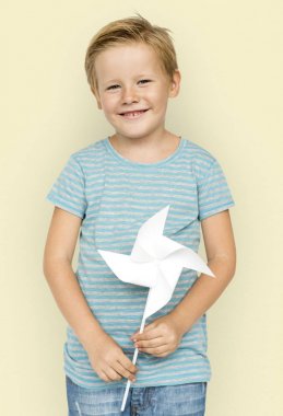 Çocuk Holding Kağıt Rüzgar fabrikası