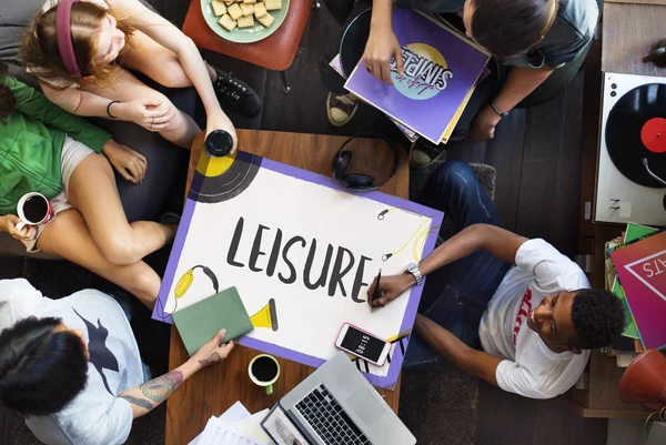 Amis multiethniques assis à table dans un café — Photo