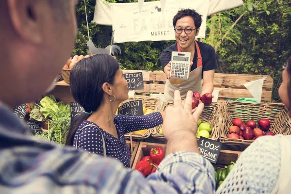 Hombre vendiendo frutas — Foto de Stock