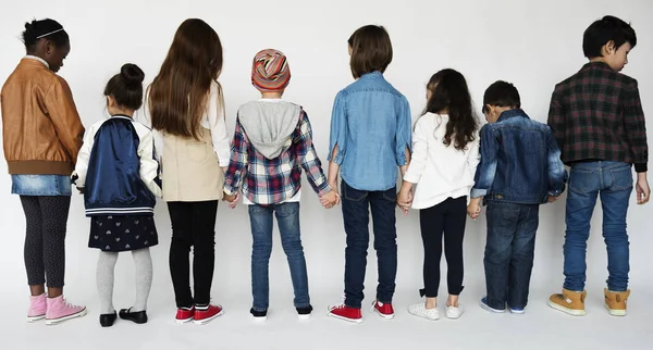 Kinder halten Händchen — Stockfoto