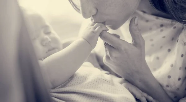 Mãe cuidando do bebê — Fotografia de Stock