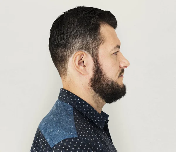 Бородатий чоловік у повсякденній сорочці — стокове фото