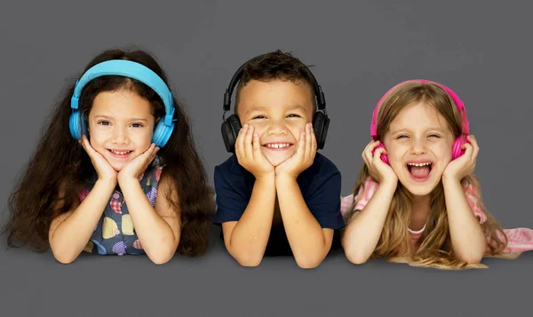 Niños Listeingn Música en auriculares —  Fotos de Stock