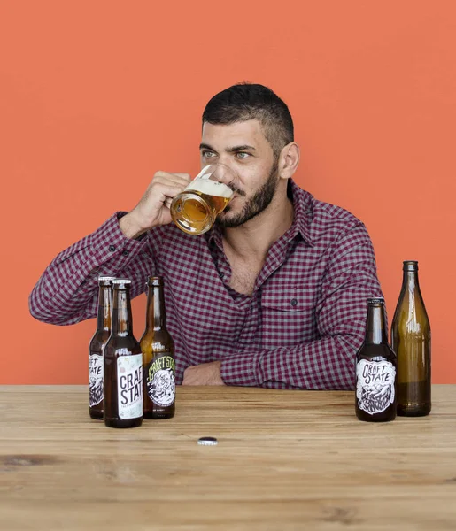 Uomo mediorientale che beve birra — Foto Stock