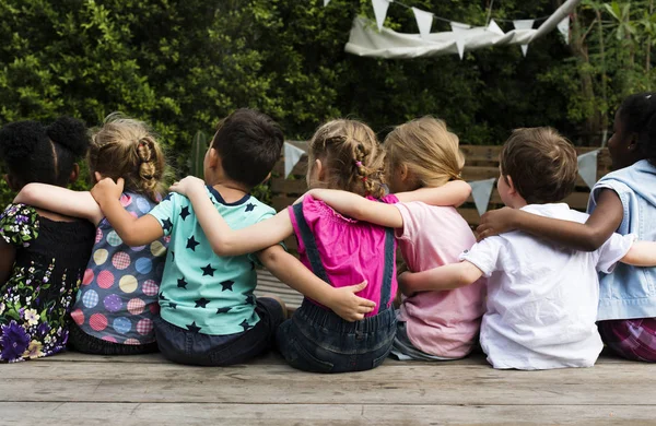 Gruppe von Kindern kuschelt — Stockfoto