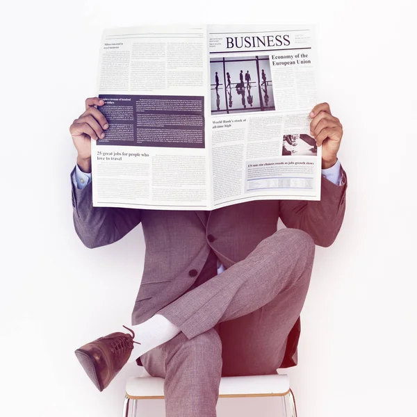 Empresário lendo jornal — Fotografia de Stock