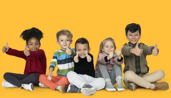 Crianças mostrando polegares para cima — Fotografia de Stock