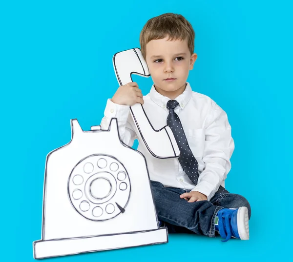 Pequeño niño hablando por teléfono — Foto de Stock