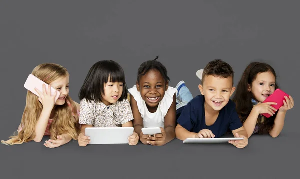 Kinderen met behulp van elektronische apparaten — Stockfoto