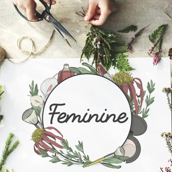 Çiçekçi kadın makas ile kesme