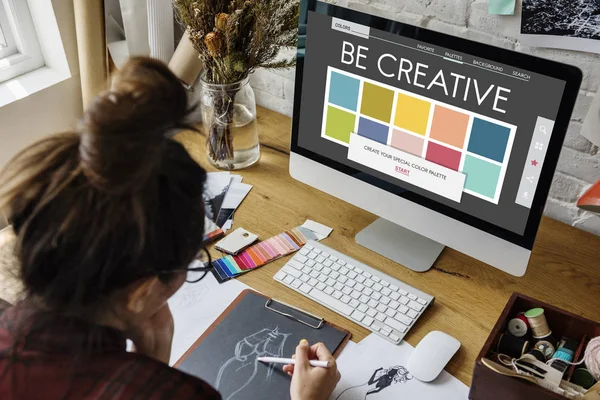 Diseñador trabajando en taller — Foto de Stock