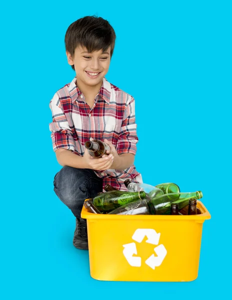 Garoto separando garrafas recicláveis — Fotografia de Stock