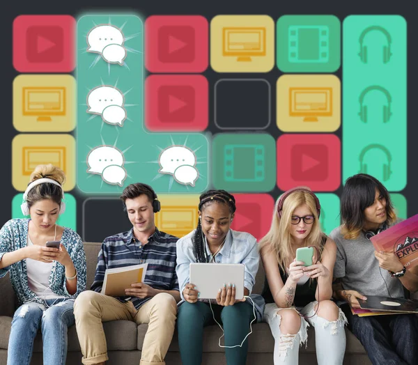 Groep studenten zittend op de Bank — Stockfoto