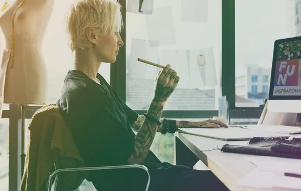 Mujer de diseño dibujo en la mesa — Foto de Stock