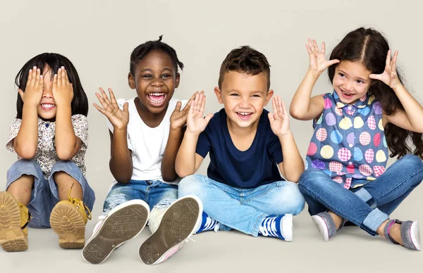 Niños jugando juntos — Foto de Stock