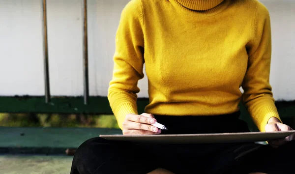 Vrouw schrijven aan boord — Stockfoto