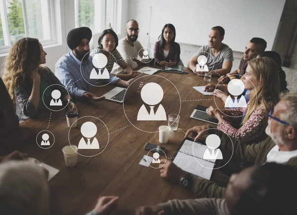 Pessoas sentadas à mesa em reunião de negócios — Fotografia de Stock