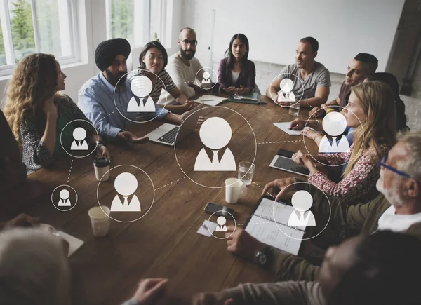 Menschen sitzen bei Geschäftstreffen am Tisch — Stockfoto