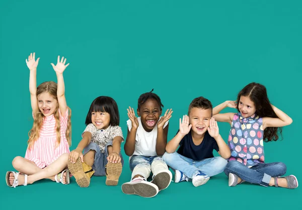 Niños jugando juntos —  Fotos de Stock