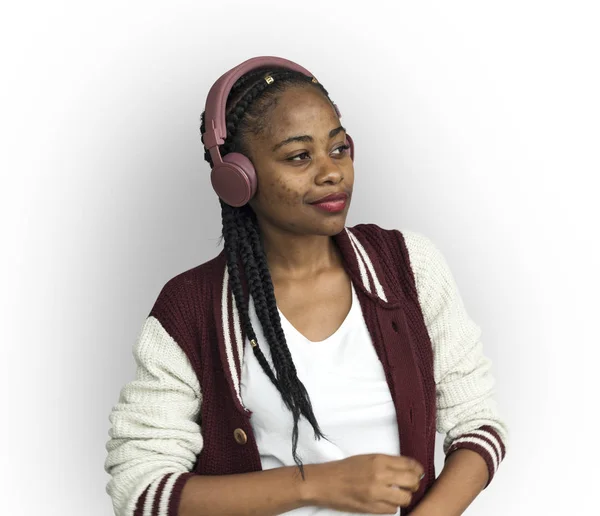 Stylowej kobiety afrykańskie słuchania muzyki — Zdjęcie stockowe