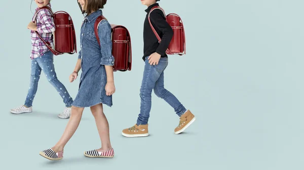 Crianças com sacos andando — Fotografia de Stock